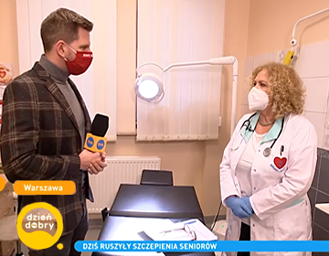 Dyrektor Małgorzata Zaława-Dąbrowska udziela wywiadu dziennikarzowi Filipowi Chajzerowi